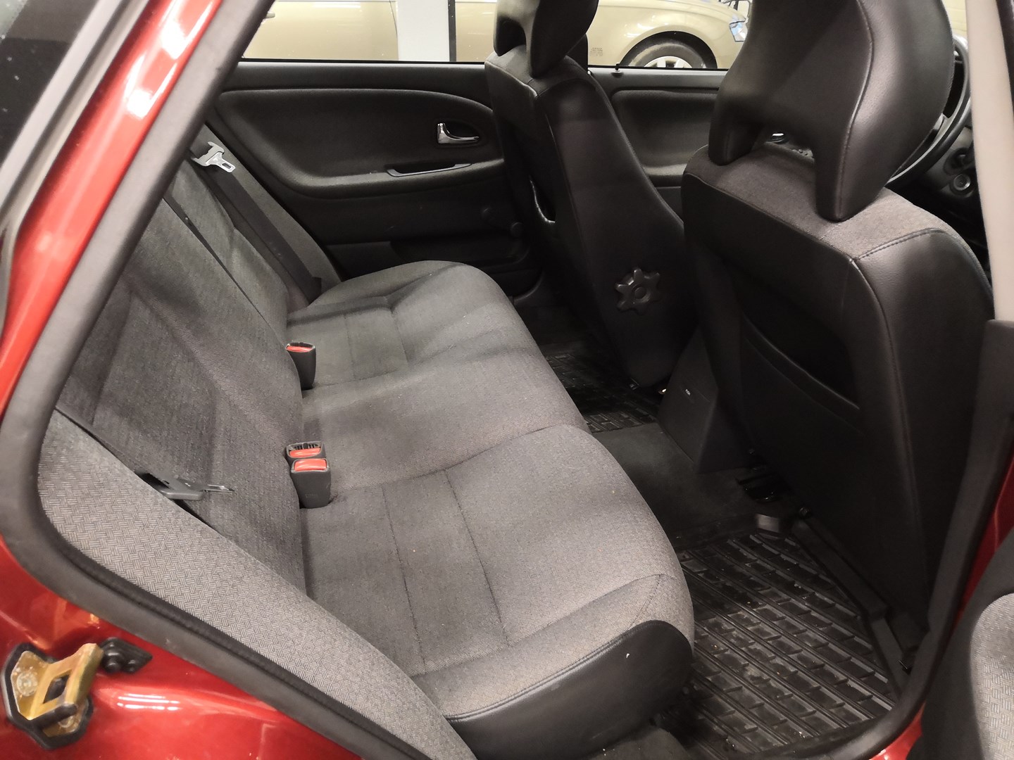 VIN: YV1VS10K32F833550 Auction: COPART FINLAND Lot: 50124101 Location: Tiistain huutokauppa YV1VS10K32F833550 VOLVO S/V 40 2001 GRAY Photo 6