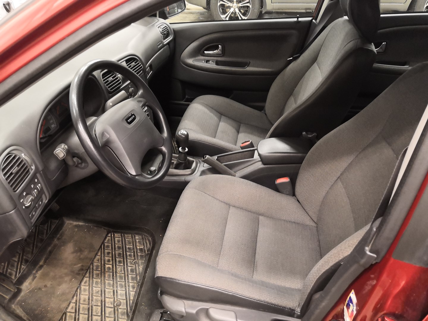 VIN: YV1VS10K32F833550 Auction: COPART FINLAND Lot: 50124101 Location: Tiistain huutokauppa YV1VS10K32F833550 VOLVO S/V 40 2001 GRAY Photo 11