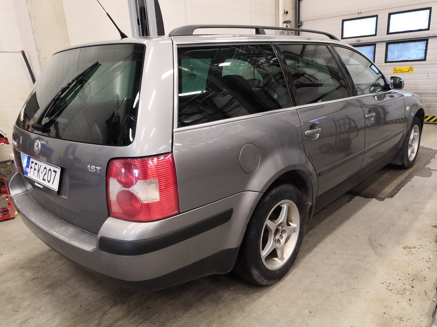 VIN: WVWZZZ3BZ2E337550 Auction: COPART FINLAND Lot: 50123530 Location: Tiistain huutokauppa WVWZZZ3BZ2E337550 VOLKSWAGEN Passat 2002 GRAY Photo 4