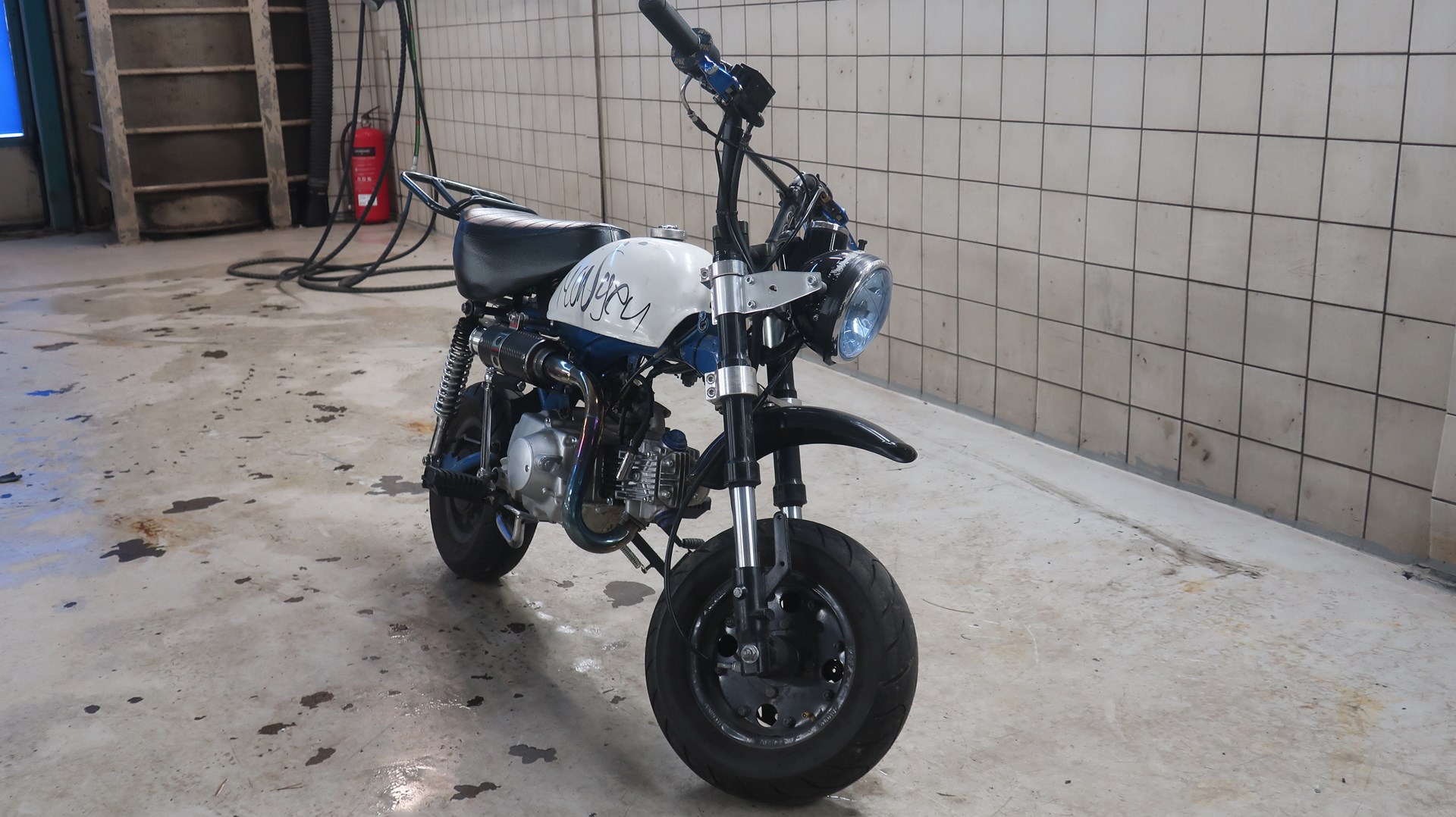 app.lotImage.altText