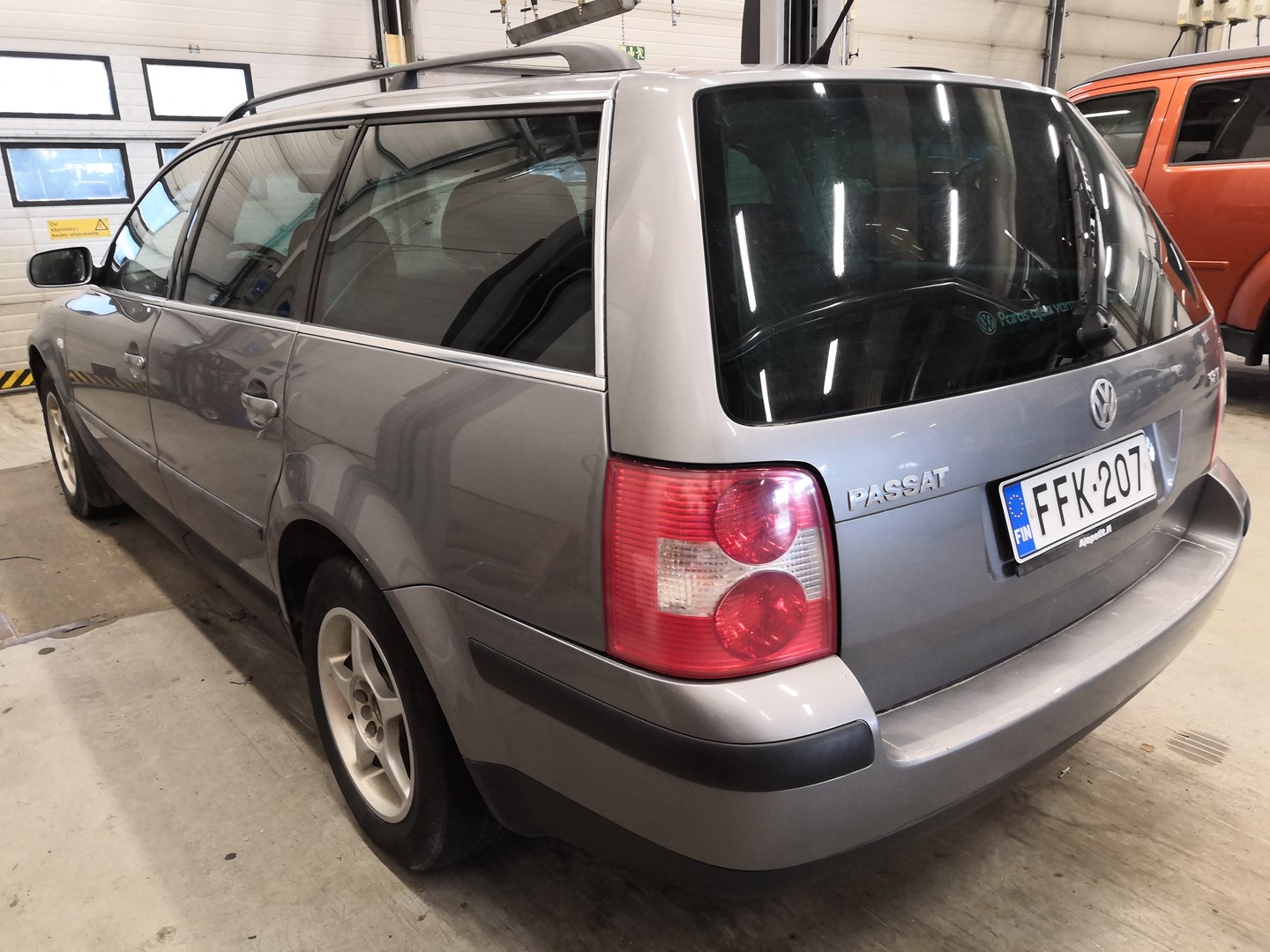 VIN: WVWZZZ3BZ2E337550 Auction: COPART FINLAND Lot: 50123530 Location: Tiistain huutokauppa WVWZZZ3BZ2E337550 VOLKSWAGEN Passat 2002 GRAY Photo 3