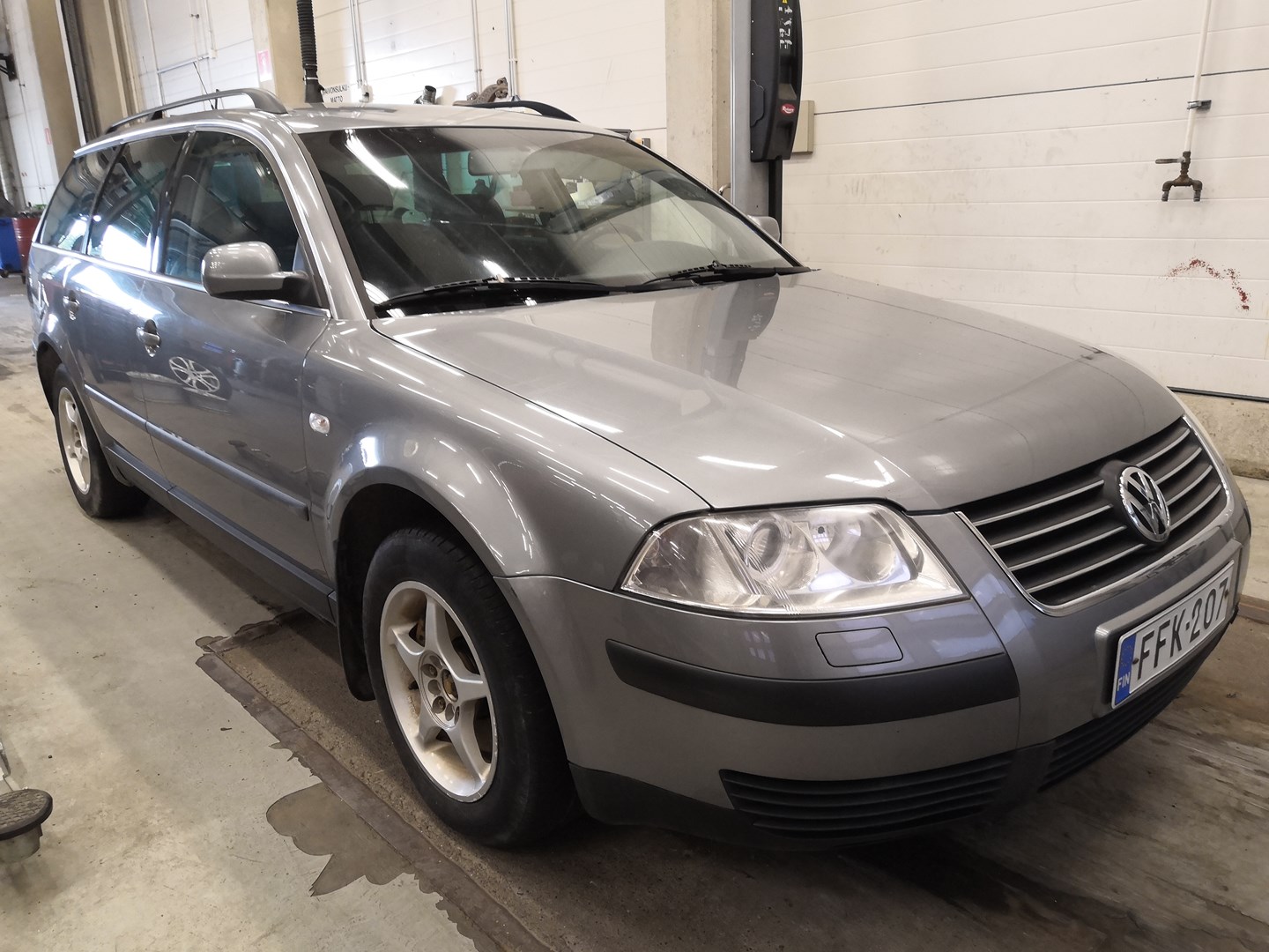 VIN: WVWZZZ3BZ2E337550 Auction: COPART FINLAND Lot: 50123530 Location: Tiistain huutokauppa WVWZZZ3BZ2E337550 VOLKSWAGEN Passat 2002 GRAY Photo 1