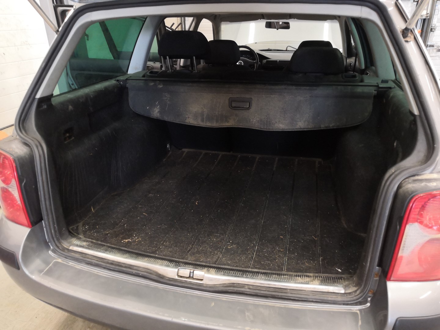VIN: WVWZZZ3BZ2E337550 Auction: COPART FINLAND Lot: 50123530 Location: Tiistain huutokauppa WVWZZZ3BZ2E337550 VOLKSWAGEN Passat 2002 GRAY Photo 10