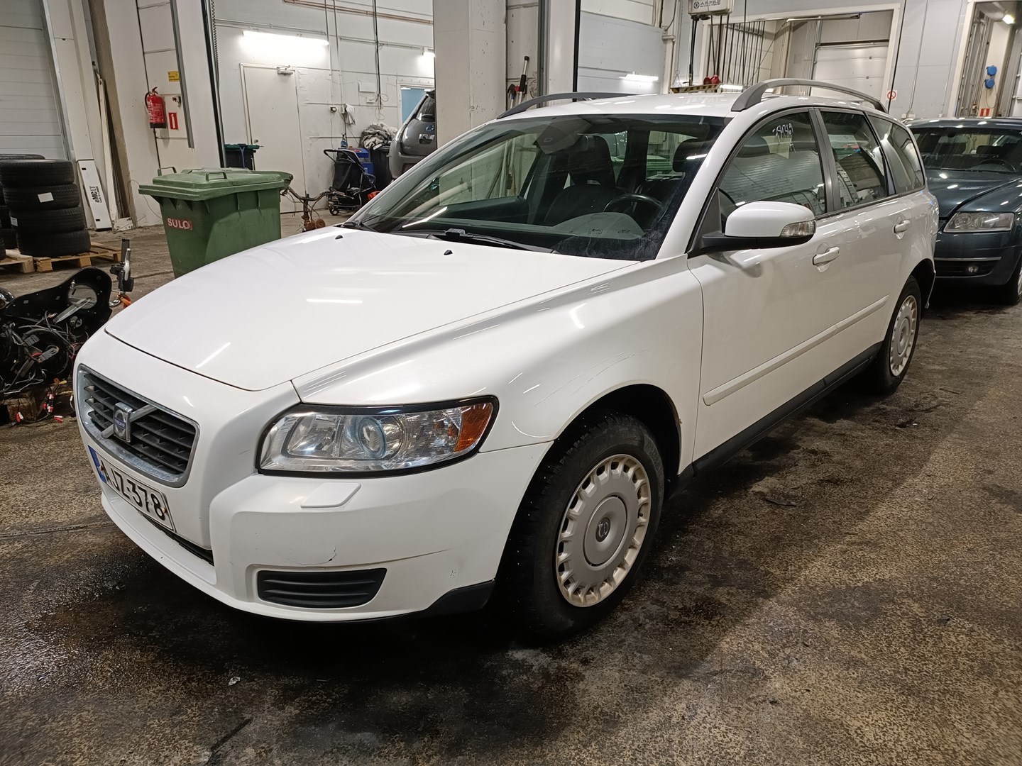 VOLVO V50 2009 WHITE Photo 2