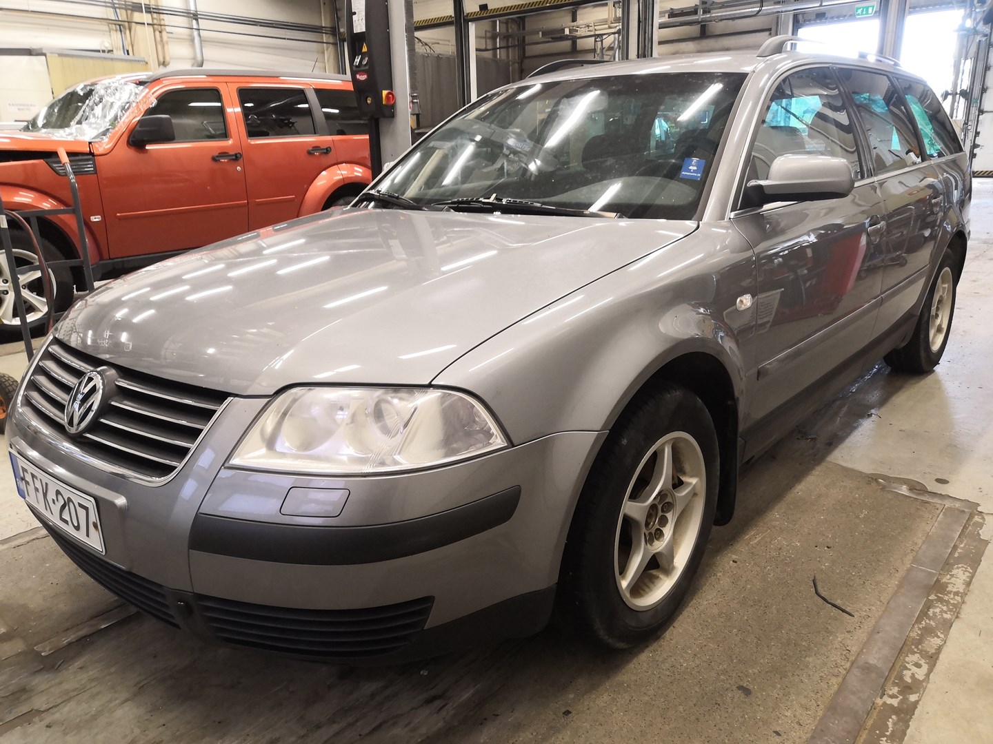 VIN: WVWZZZ3BZ2E337550 Auction: COPART FINLAND Lot: 50123530 Location: Tiistain huutokauppa WVWZZZ3BZ2E337550 VOLKSWAGEN Passat 2002 GRAY Photo 2