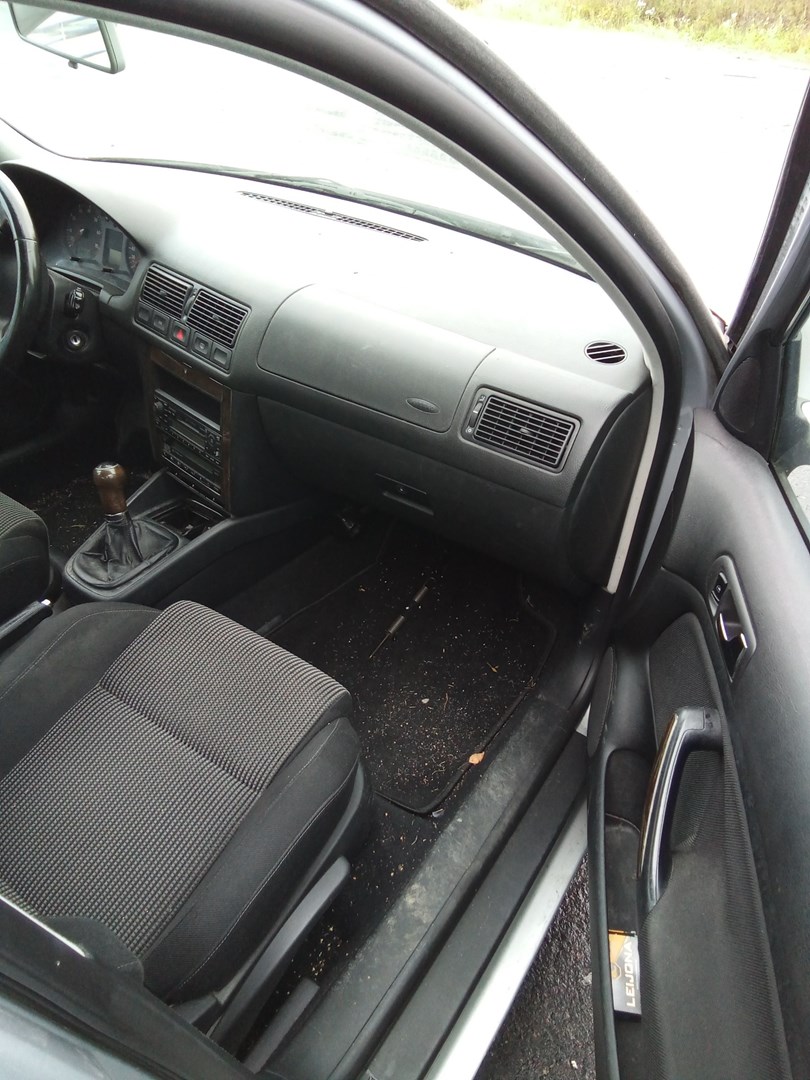 VIN: WVWZZZ1JZ2B002005 Auction: COPART FINLAND Lot: 50124246 Location: Keskiviikon huutokauppa WVWZZZ1JZ2B002005 VOLKSWAGEN Golf 2001 SILVER Photo 5