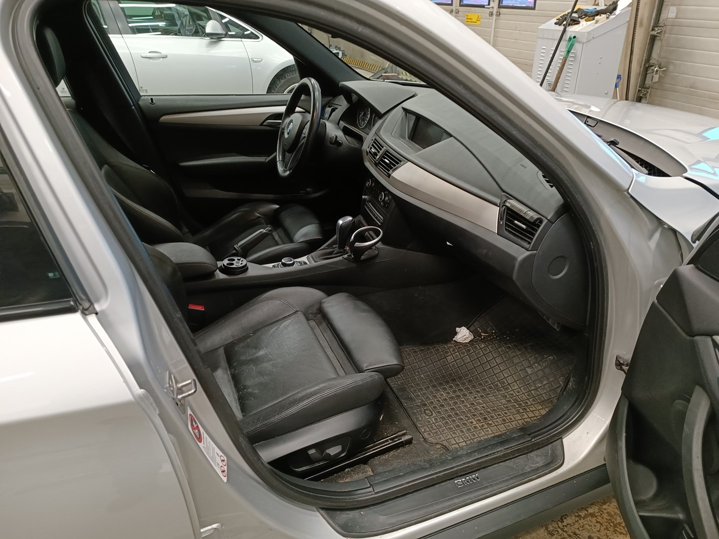 VIN: WBAVP51050VK20165 Auction: COPART FINLAND Lot: 50154821 Location: Tiistain huutokauppa VIN: WBAVP51050VK20165 BMW X1 2009 SILVER Photo 5