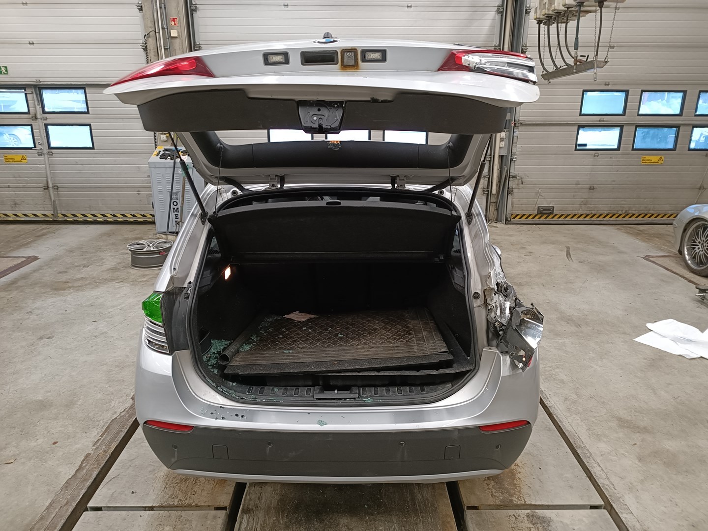 VIN: WBAVP51050VK20165 Auction: COPART FINLAND Lot: 50154821 Location: Tiistain huutokauppa VIN: WBAVP51050VK20165 BMW X1 2009 SILVER Photo 10