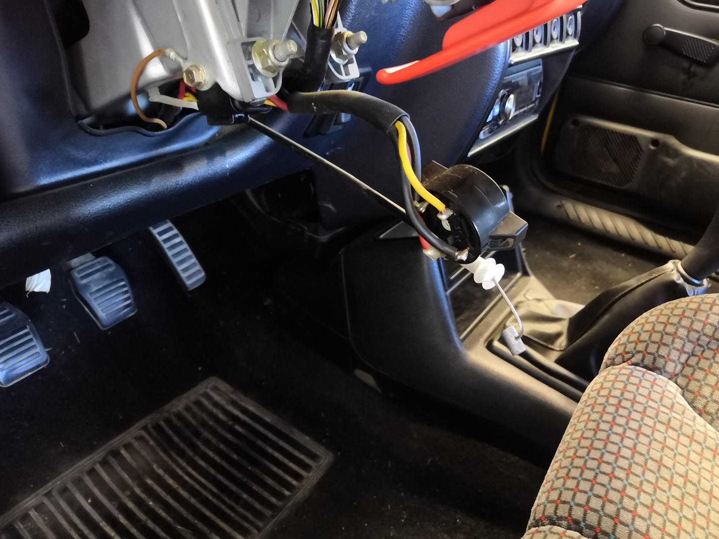 VIN: WF0BXXGAFBNY34794 Auction: COPART FINLAND Lot: 50124413 Location: Harrasteajoneuvojen huutokauppa WF0BXXGAFBNY34794 FORD Fiesta 1992 YELLOW Photo 17