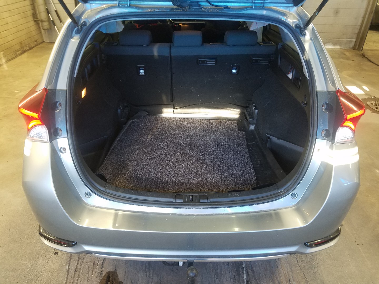 VIN: SB1ZB3JE30E005570 Auction: COPART FINLAND Lot: 50123921 Location: Keskiviikon huutokauppa SB1ZB3JE30E005570 TOYOTA Auris 2015 GRAY Photo 10