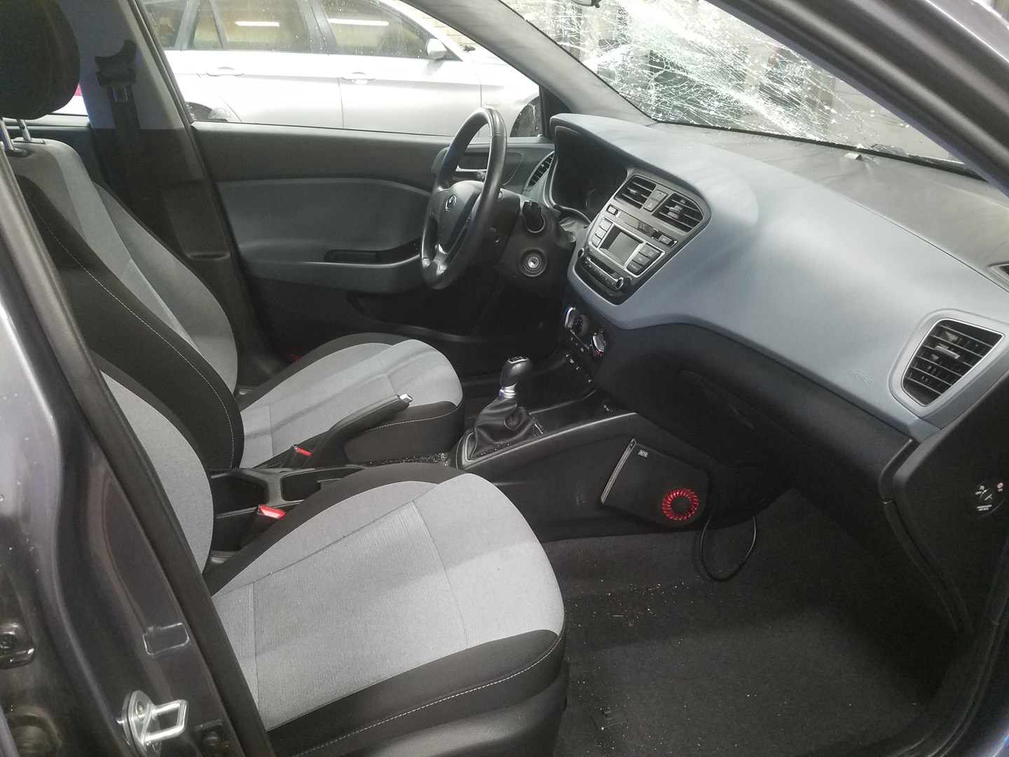 VIN: NLHB251BAGZ138135 Auction: COPART FINLAND Lot: 50123827 Location: Tiistain huutokauppa NLHB251BAGZ138135 HYUNDAI i20 2016 GRAY Photo 5