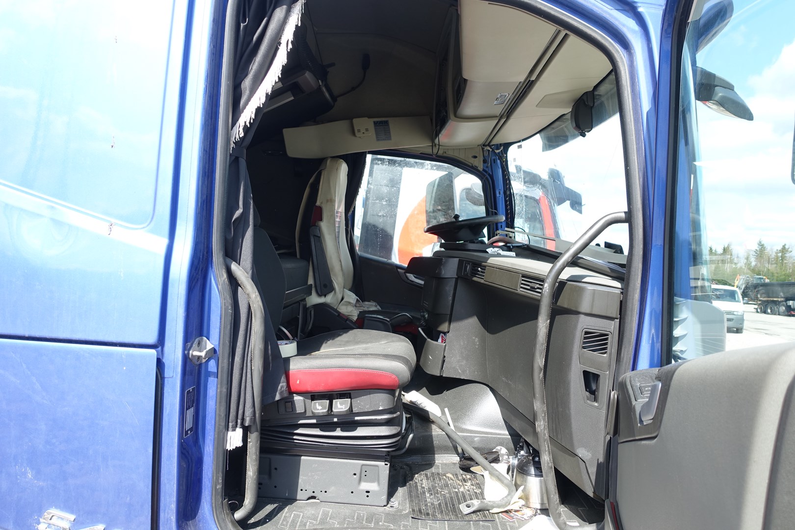 YV2RT60G7HA803401 Auction: COPART FINLAND Lot: 50239832 Location: Perjantain huutokauppa YV2RT60G7HA803401 VOLVO FH 2017 BLUE Photo 7