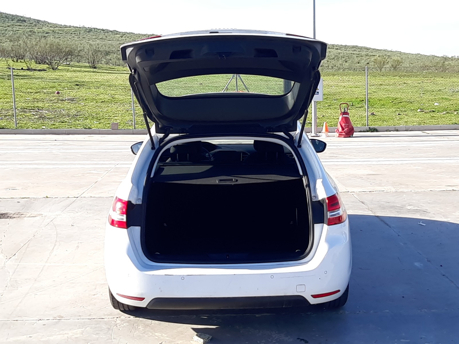 Peugeot 308 SW 2018 VF3LCYHYPJS414389 Photo 10