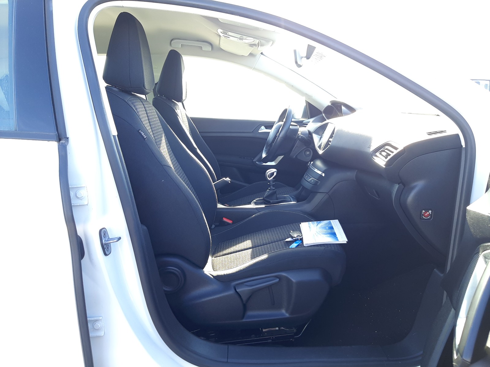 Peugeot 308 SW 2018 VF3LCYHYPJS414389 Photo 5