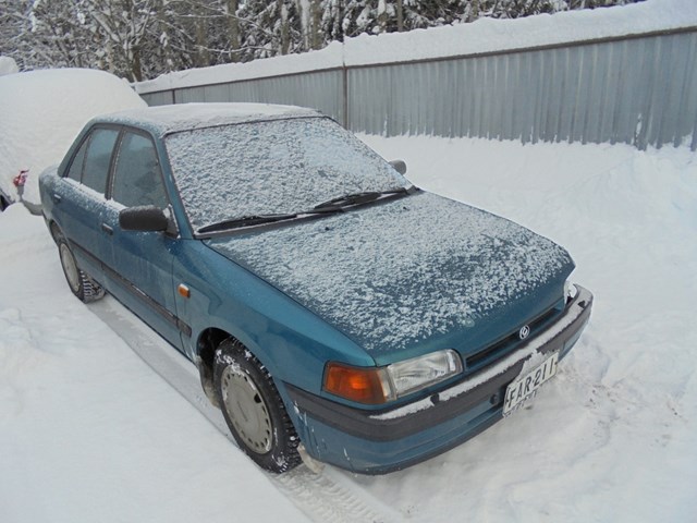 JMZBG12E500519127 Mazda 323 Photo 1